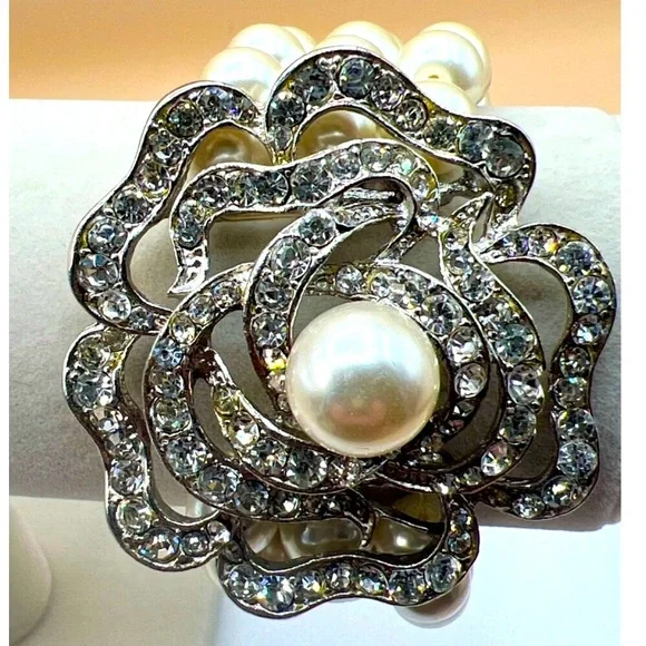 Vintage-Inspired Faux Pearl & Rhinestone Flower Bracelet B1 - Picture 1 of 7
